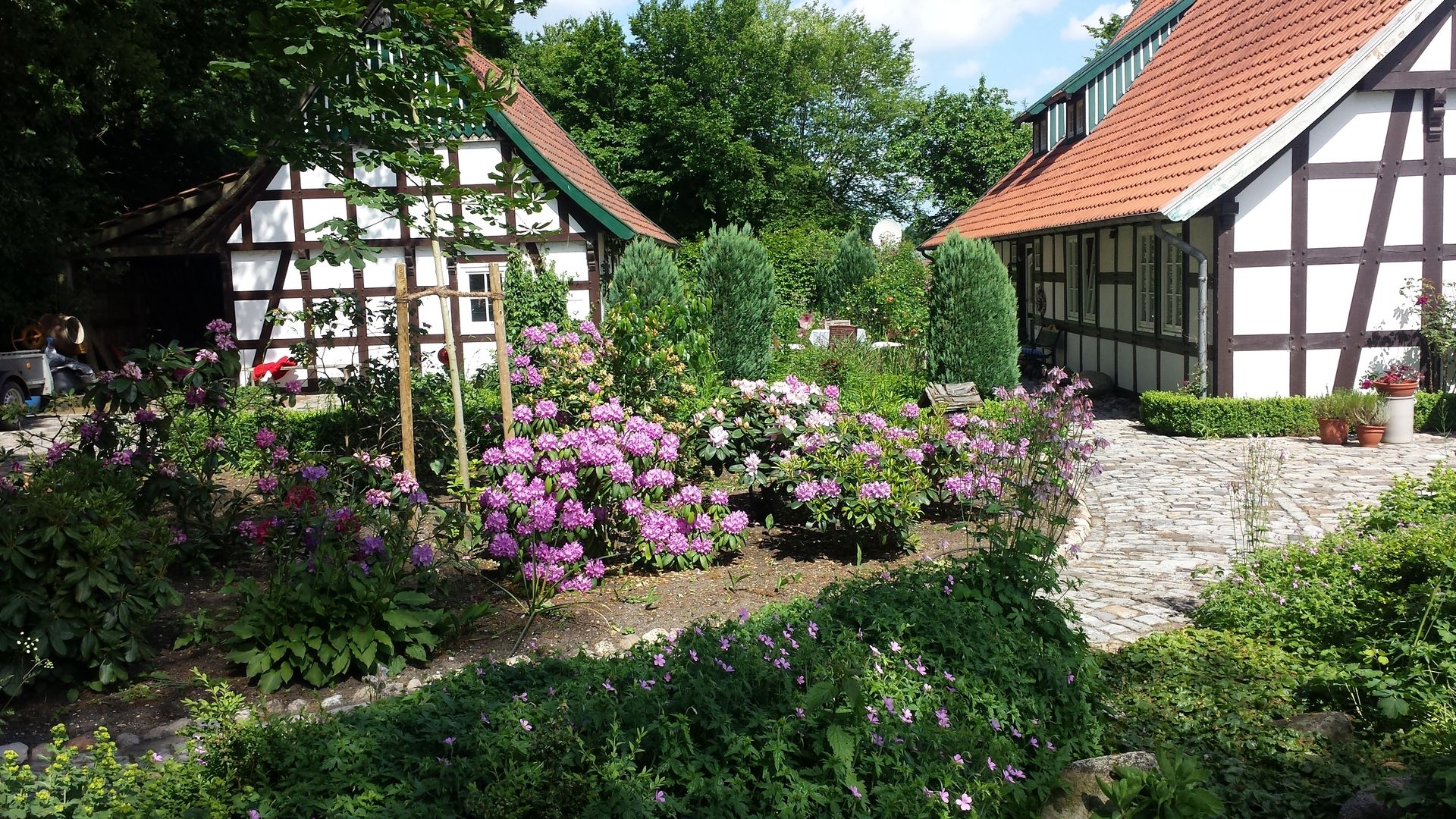 Ein Garten mit Fachwerkhäusern