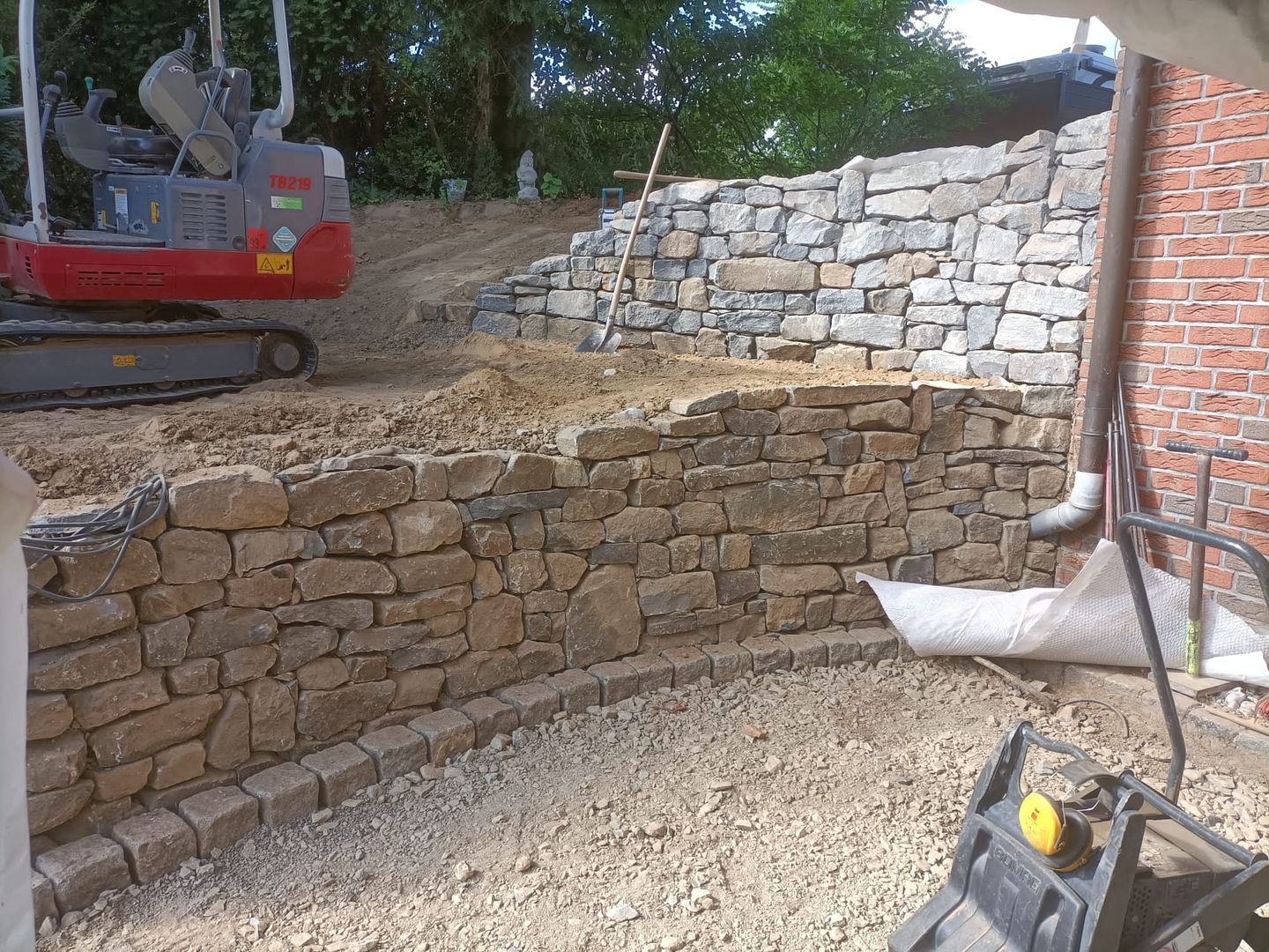 Gabionen / Pergonen und Gartenmauern